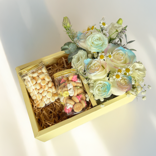 Rosette Treatbox – A Gift of Blooms & Classic Treats
